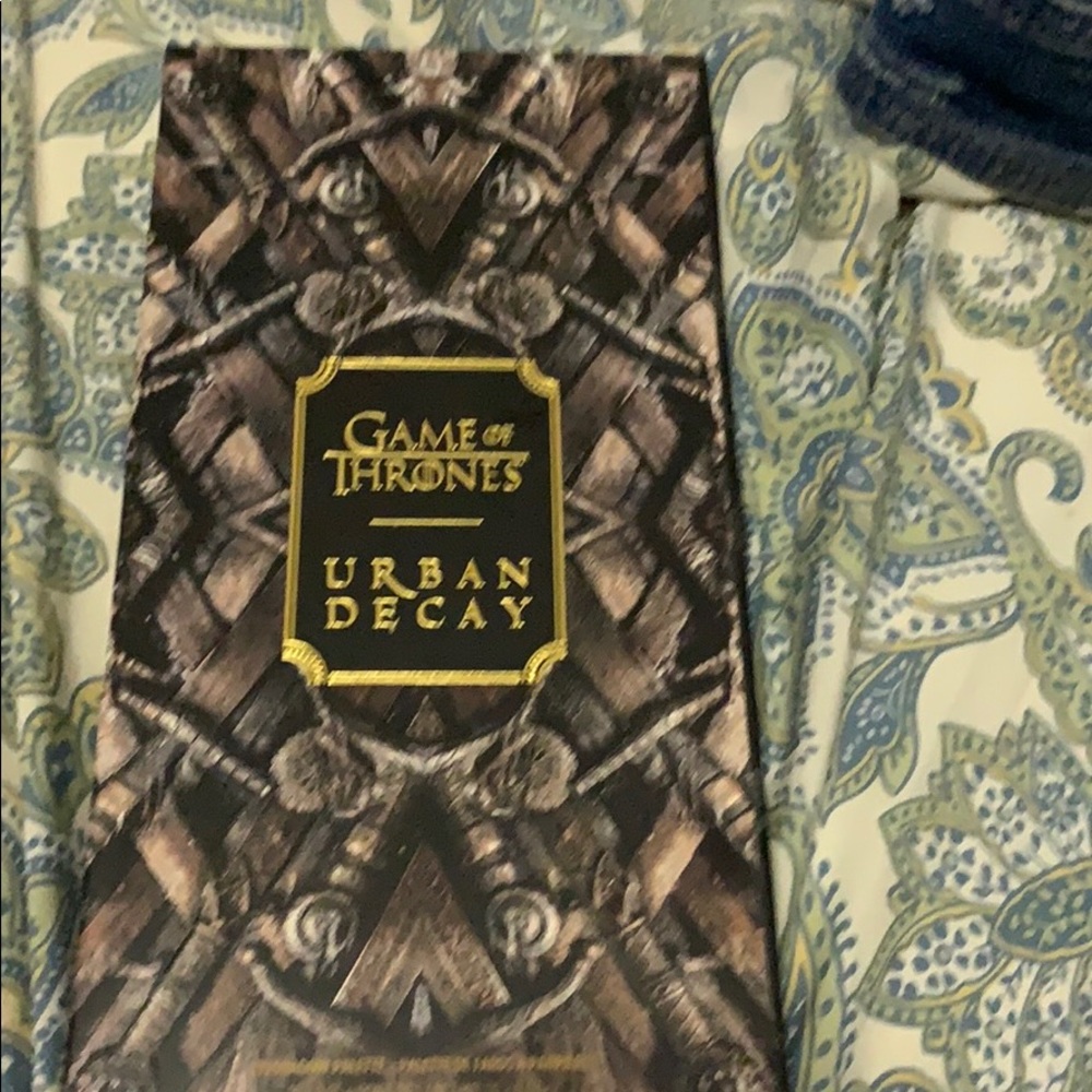Games of Throne Eyeshadow set pop up book NEW